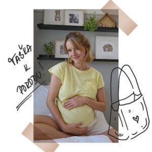 Gabriela Lašková Instagram - • Taška k porodu do porodnice u Apolináře #mujseznam 

Začnu tím, že někdo nepotřebuje prakticky nic, někdo toho potřebuje víc, sdílím to jen jako inspiraci. Ale rozhodně uvítám vaše zkušenosti, vaše tipy v komentářích 🙋🏻‍♀️ Mám za sebou dva dlouhé noční porody, odkud vycházím:

* DOPLNĚNÍ: Větší ručník, masážní olej 

* Dokumenty - vyplněné papíry do porodnice, těhotenská průkazka, výsledky vyšetření, kartička pojišťovny, občanský průkaz. Oddací list, vyplněný dotazník o jménu.

* Blok a tužka, sluchátka, nabíječka na telefon

* Krabice s kapesníky (dost možná bude na sále, ale tahám je všude s sebou)

* Voděodolné pantofle - možné vzít do sprchy (F&F)

* Košili si nechám nemocniční.

* Svačina a pití - mám za sebou dva dlouhé noční porody a hlad byl můj nepřítel. Jak jsem porodila, potřebovala jsem jíst! Během porodu - dle rad z komentářů - nejlépe ovocné kapsičky a voda (Doporučuji s pítkem, je to jednodušší), pro manžela ořechové tyčinky na energii.

* Dlouhé vlasy - skřipec, gumička nebo čelenka

* Malý ručník na ochlazení - obklad v horku   VĚTŠÍ RUČNÍK do sprchy nebo vany.

* Levandulová toaletní voda (Pure Harmony) - ochladí, uvolní, je tak příjemná!

* MASÁŽNÍ OLEJ - na masáž zad od partnera

* Dezinfekční gel na ruce, ten beru všude s sebou

* Síťované poporodní kalhotky   vložky (nejspíš budou k dispozici po porodu, ale štěstí přeje připraveným) (Oboje Canpol Babies, koupila jsem na Feedo)

* talismany pro štěstí - dostala jsem náramek od Beníčka 🤍

* Foťák - bez něj ani ránu.

#seznamdoporodnice