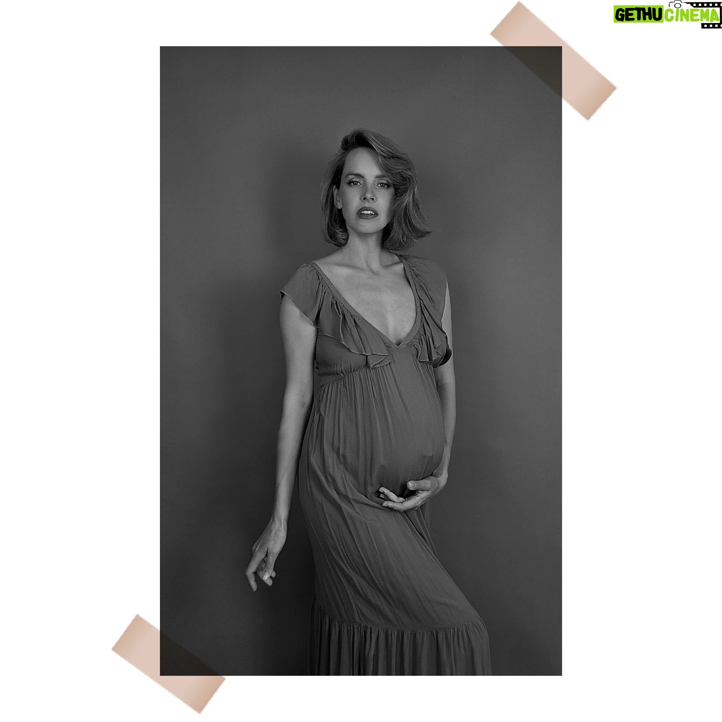 Gabriela Lašková - 3 Likes - • Třetí těhotenství jsem si užívala se vším všudy, protože jsem věděla, že je poslední. Možna i proto bylo nejdelší. Nebylo vždy zrovna jednoduché, ale se dvěma klukama doma, co se strašně těšili na brášku, bylo jedno z nejkrásnějších.
A přestože mi to kopání a těšení se chybí, mít Edvarda v náručí, spolu s Benikem a Vinouškem kolem krku, je prostě štěstí nepopsatelných rozměrů.
🫶🏻
#doalba #napamatku #tehotenstvi #tretitehotenstvi #pregnancy #pregnant #pregnantphoto #pregnancyphoto #happiness