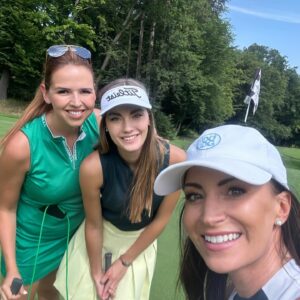 Gabriela Partyšová Instagram - Krásné odpoledne se skvělými golfistkami @tichotova.niki a @stefanel.silvie …natáčení pro @czechmastersofficial na @pganationalcr ⛳️💚 #milujemegolf Děkuji za společnost mému synovi @kristianpartys a tátovi @miroslav.partys 💙💙