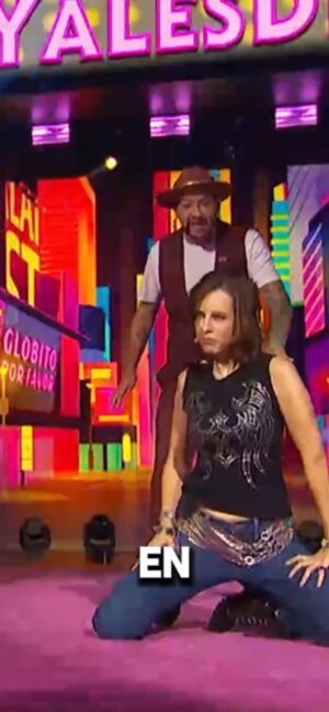 Gabriela Platas Instagram - ¡Qué porrrrrquería acabamos de ver! 😅 Del @chevocomediante y @gabyplatas no se hace ni un bailarín 😳 Una disculpa a nuestro público, #YaLesDije que tienen otros talentos 👀

#MeCaigoDeRisa, de lunes a viernes a las 8:00 p. m. MEX por @micanalcinco