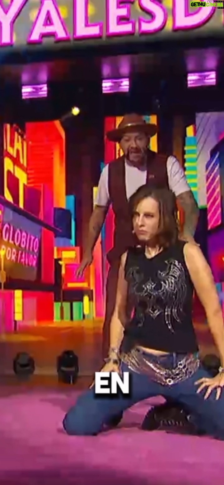 Gabriela Platas - 1.8K Likes - ¡Qué porrrrrquería acabamos de ver! 😅 Del @chevocomediante y @gabyplatas no se hace ni un bailarín 😳 Una disculpa a nuestro público, #YaLesDije que tienen otros talentos 👀
#MeCaigoDeRisa, de lunes a viernes a las 8:00 p. m. MEX por @micanalcinco