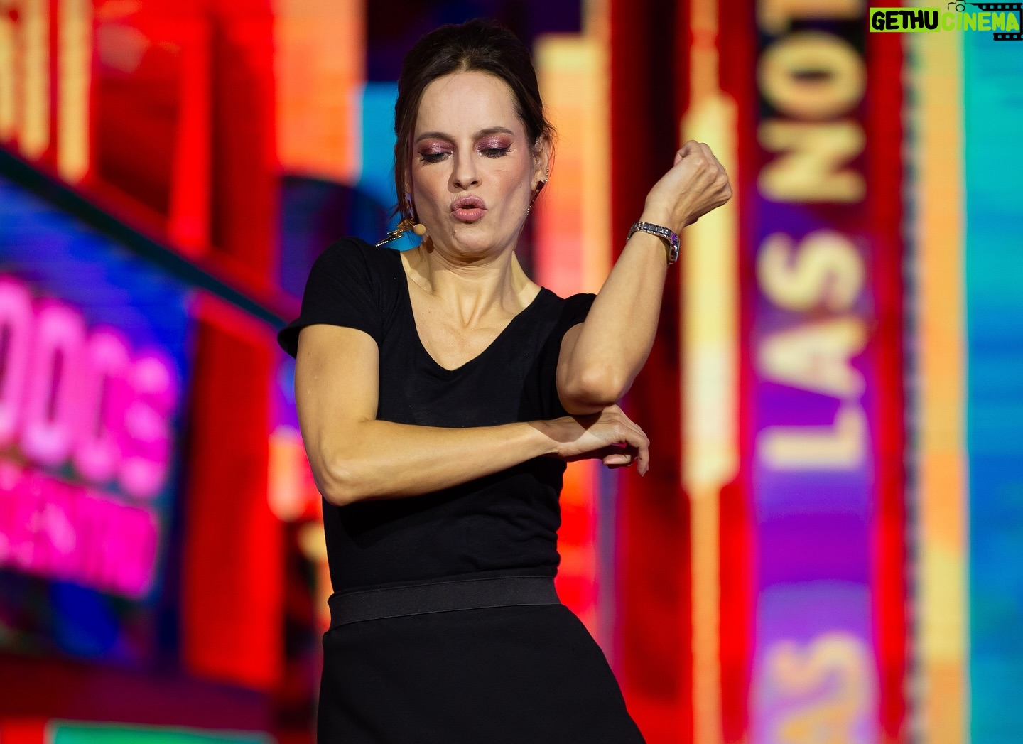 Gabriela Platas - 4.3K Likes - Viernes de baile, canto y pasar la dona con la Familia Disfuncional.
Hoy estaremos jugando con @luzmazetina en @mecaigoderisaof
Mención especial para mis 🧦 de nutrias 🦦