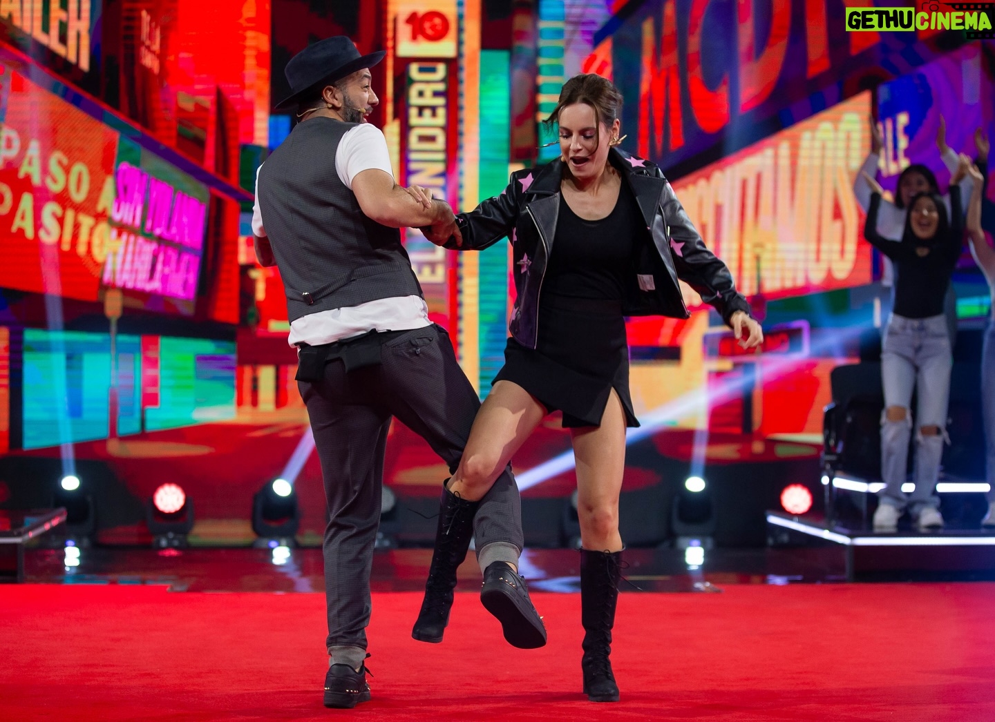 Gabriela Platas - 4.3K Likes - Viernes de baile, canto y pasar la dona con la Familia Disfuncional.
Hoy estaremos jugando con @luzmazetina en @mecaigoderisaof
Mención especial para mis 🧦 de nutrias 🦦