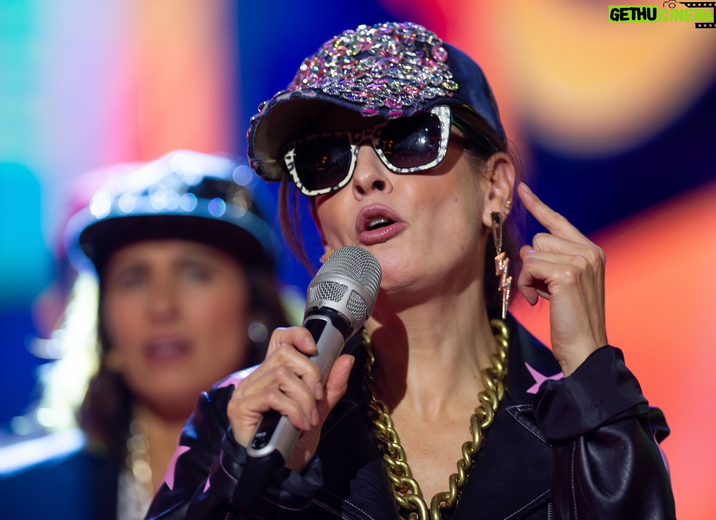 Gabriela Platas - 4.3K Likes - Viernes de baile, canto y pasar la dona con la Familia Disfuncional.
Hoy estaremos jugando con @luzmazetina en @mecaigoderisaof
Mención especial para mis 🧦 de nutrias 🦦