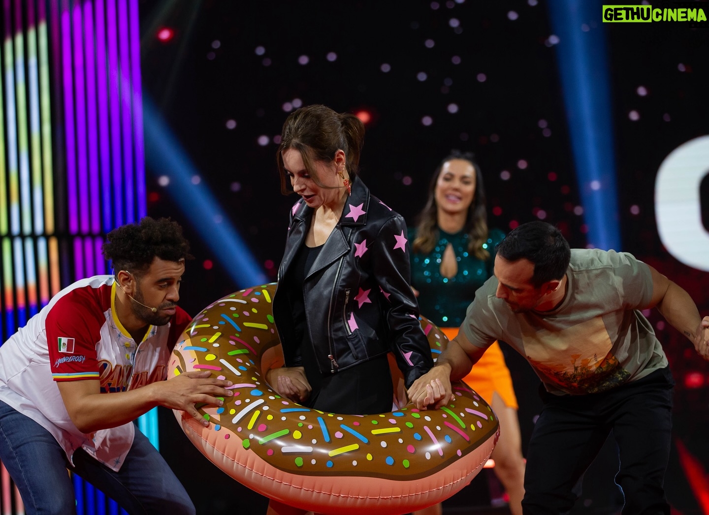 Gabriela Platas - 4.3K Likes - Viernes de baile, canto y pasar la dona con la Familia Disfuncional.
Hoy estaremos jugando con @luzmazetina en @mecaigoderisaof
Mención especial para mis 🧦 de nutrias 🦦