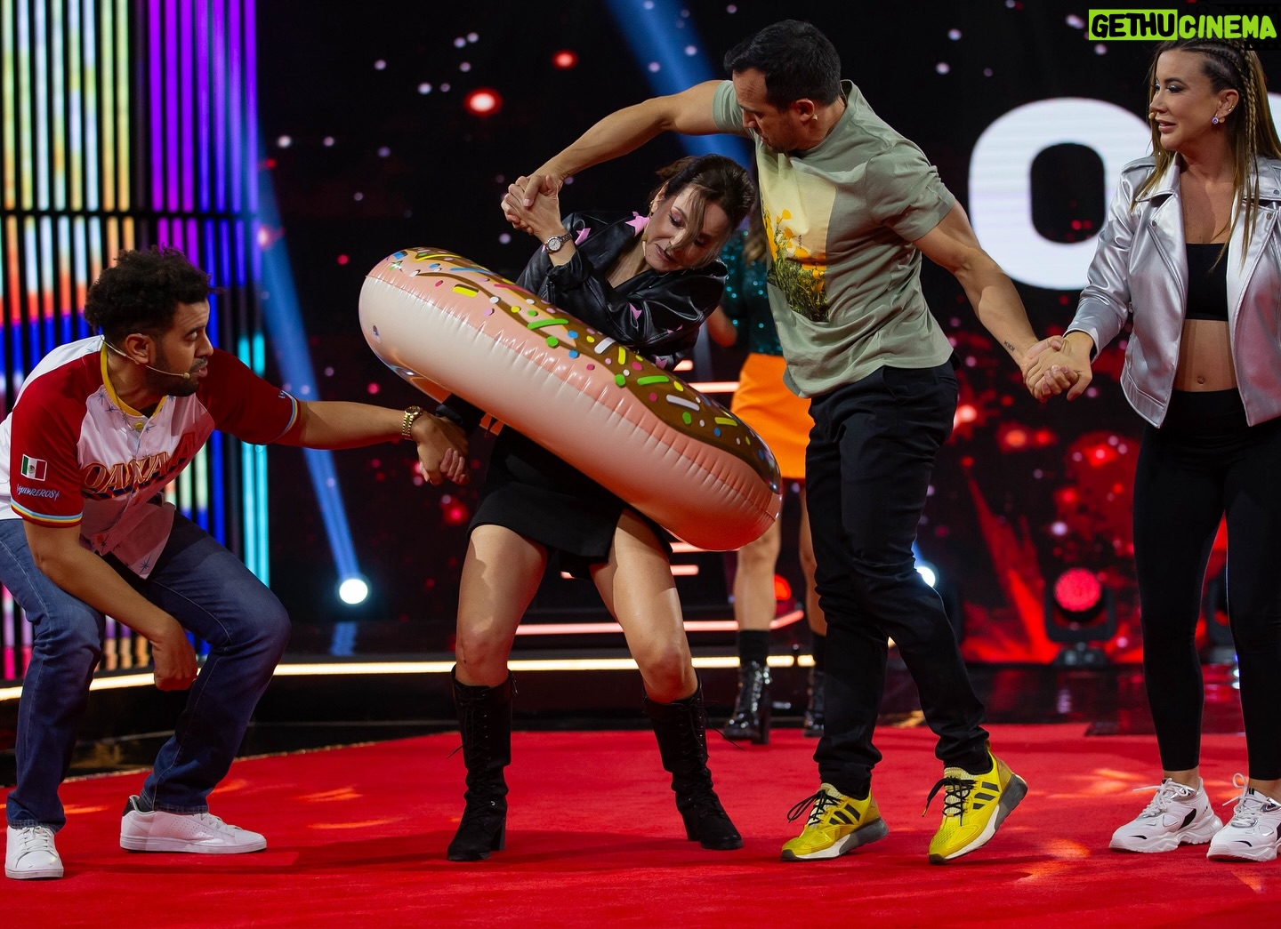Gabriela Platas - 4.3K Likes - Viernes de baile, canto y pasar la dona con la Familia Disfuncional.
Hoy estaremos jugando con @luzmazetina en @mecaigoderisaof
Mención especial para mis 🧦 de nutrias 🦦