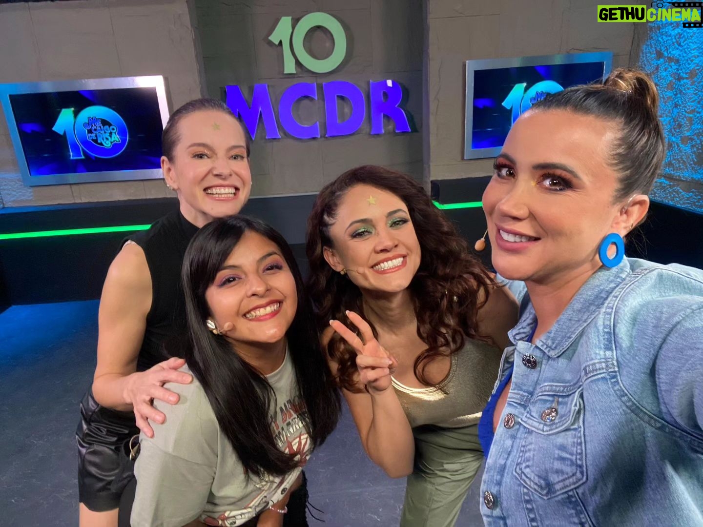 Gabriela Platas - 2.9K Likes - Este fue un programa muy especial, casi no nos toca estar puras mujeres para chismear y armarla en grande. Quisimos celebrar que tuvimos ésta suerte con esta foto!
Vienen muchas fotos más 💜
No saben qué privilegio contar con su amistad y su amor.
¡Arriba las mujeres de ME CAIGO DE RISAAAA! ❤️❤️❤️❤️❤️
@mariazelzel @segura_jessica @gabyplatas