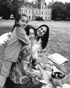 Gabriela Sari Instagram - En el castillo que te prometí 🫶y no me creías 😆🤍🏰
2 Momentos ✨
3 Paseo del bien / 4 Amor♾️ / 5 Picnic 🥳
6 Viaje en el tiempo
7 Pausa/ 8 Charla de historia 
9 El camisón q hizo la abu para vos 
10 🤍

Que hermosos días pasamos @estanciacandelaria gracias por recibirnos con tanto amor, es un lugar mágico para volver siempre en todas las estaciones💌

Invierno con 😍 @santabohemiakids @santabohemia