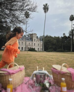 Gabriela Sari Instagram - En el castillo que te prometí 🫶y no me creías 😆🤍🏰
2 Momentos ✨
3 Paseo del bien / 4 Amor♾️ / 5 Picnic 🥳
6 Viaje en el tiempo
7 Pausa/ 8 Charla de historia 
9 El camisón q hizo la abu para vos 
10 🤍

Que hermosos días pasamos @estanciacandelaria gracias por recibirnos con tanto amor, es un lugar mágico para volver siempre en todas las estaciones💌

Invierno con 😍 @santabohemiakids @santabohemia
