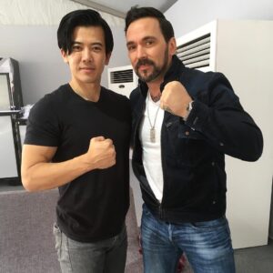 Gaku Space Instagram - Green Cyborg Ninja meets Green Power Ranger!
So honored to meet @jdfffn aka Tommy Oliver, The Green Ranger at @mefcc in Dubai!
He wasn't only doing meet & greets with his fans, he also did a martial arts seminar for them. I think that's a really cool thing to do to interact with fans.
Green is always the best! Do you agree? Lol
#jasondavidfrank 
#mightymorphin #powerrangers 
#tommyoliver #thegreenranger 
#genji #overwatch
#mefcc #dubaicomiccon #dubai #uae
#meetfans #lovefans