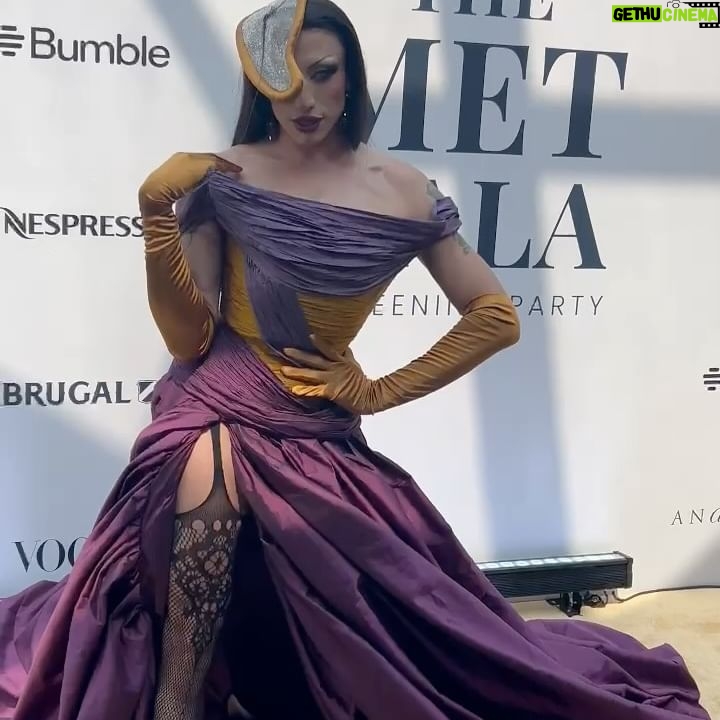 Gala Varo - 14.6K Likes - @gala.varo en custom look The Weird Market para la Yellow Carpet de la Screening Party de la MET Gala 2024 por Vogue México.
@voguemexico
@bumblelatam
@nespresso.mx #UnforgettableTaste
@brugal1888mx
Hair: @_franciscopelayo_ 💛