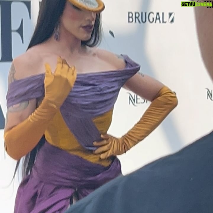 Gala Varo - 42.9K Likes - MET GALA Screening party by @voguemexico
Look: @the_weird_market
