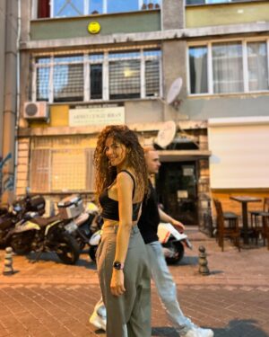 Gamze Topuz Instagram - Ruhumuzun zaten bildiği şeyleri bazen birilerinin bize fısıldamasını bekleriz 🎆
Foto: @selimbulutdanismaz 🧡