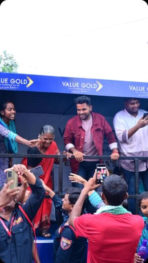 Gangavva Instagram - Warangal prema 🫶🏻 Thank you varsham lo kuda kaluddam ani chala mandi vacharu 🥹🥹 
.
Thank you @value_gold_ 🤗 Value Gold Mobile van 22nd - 30th varaku KR gardens daggara untadi , Use the service 😊
.
#gangavva #warangal #anilgeela #myvillageshow #valuegold
