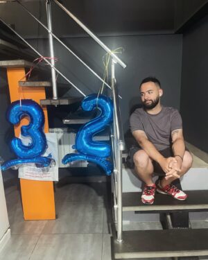 Garik Oganisyan Instagram - Мне 32 (брееед)
Сзади тройки символично висит пакет с результатами мрт.. Возраст поджимает, но я справлюсь. 
Хотите сделать подарок - купите мой сольник (ссылка в шапке профиля). Либо порекламьте его, чтоб купили. Ну, короче, поняли!
А еще участвуйте в благотворительных сборах, которые я выставляю. Мы за этот год много собрали и многим помогли, я вами сильно горжусь.❤️ 

♾️