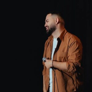 Garik Oganisyan Instagram - Ребята, вышел мой концерт «Жизнь - худший драматург».
Очень сумбурное время для меня, поэтому получился очень личный сольник. Там про отъезд из России, про то, как не пустили в Грузию, про адаптацию в Армении, про роль комика в наши дни, про самую опасную шутку в моей жизни и многое другое.
Я проехал много стран с ним, почти всегда все заходило на ура, поэтому надеюсь, что итоговая версия и вам понравится. И вы не пожалеете 299 р, 3,3 доллара и прочие валюты на это. Я такой человек, что мне даже патреон и бусти было тяжело создавать, я всегда любил делать контент бесплатно, начиная от твиттерских шуток и мемов, и заканчивая стендапами и различными шоу на ютубе. Я помню момент, когда выпускал «квартирник в Ереване», одно из самых главных видео для меня. Хотел делать серию таких музыкально-комедийных эмиграционных фотографий того времени, но даже вторую серию не удалось снять, потому что меня не пустили в Грузию. Мне нравится Грузия, и в эти дни я восхищаюсь смелостью грузин, но мне до сих пор непонятна причина отказа во въезде. И начало этого концерта - мое прощание с этой замечательной страной. С пожеланием свободы, независимости и счастья всем жителям. Тот квартирник в Ереване я снял  на последние оставшиеся деньги, которые у меня кончились через 4 месяца после России, хотя я думал, что их у меня на год. Оказалось, не надо было всегда за всех платить в московских барах. Я выпустил квартирник на свои 30 лет и прикрепил реквизиты, объяснил ситуацию. В итоге еле вышел в ноль по затратам. Это я все к тому, почему решил выпустить не на YouTube. Когда моя 4 часть бесконечного сольника набрала 50 тысяч, я тоже был удручен. Но, то ли желание радовать людей, то ли принципы, то ли песня Алексея Хворостяна «Падали, но поднимались» не дает мне сдаться. Поэтому спасибо Артуру за такую возможность попробовать честно заработать на творчестве. Мне действительно поможет, если много людей его посмотрит и распространит.
Хвалить тоже себя особо не умею, но, по мне, концерт веселый и искренний.
Спасибо🫶🏽

specialscomedy.com