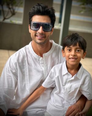 Gashmeer Mahajani Instagram - स्वातंत्र्य दिनाच्या आपणा सर्वांना खूप शुभेच्छा 🙏🏻 A very Happy Independence Day to all ❤️

📸 : our chief @sanjivsharma 🫡