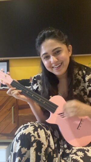 Gautami Deshpande Instagram - Tried singing with ukulele for the 1st time ….hope you like it 😋😋

#gautamideshpande #ukulele #singing #singer #music #songoftheday #love #trendingreels #rain 
@neetimohan18 @rajkummar_rao @janhvikapoor