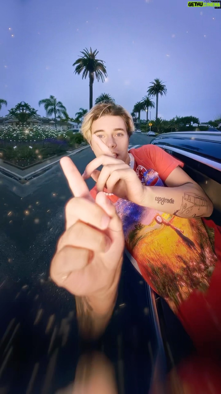 Gavin Magnus - 52.5K Likes - WTF just happened? This one for all y'all that think she's the one 😘
#potion #summer #vacation #tropical #singers #rap