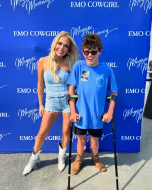 Gavin McHugh Instagram - I think it’s time for some new cowboy boots!!

#sungoesdowntour
#meganmoroney
#kennychesney
#pressley 
#sofistadium 
#emocowgirl 
#amiokay