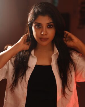 Gayathri Shan Instagram - Rosu Rosu 💋 
.
.
.

📸 @explorashots