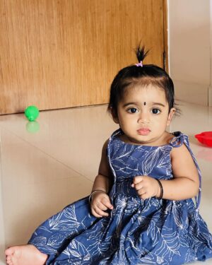 Gayathri Yuvraaj Instagram - “Cutie with a ponytail !! 🎀 👧🏻 🤗

#yugayuvraaj #cutie #newhairstyle