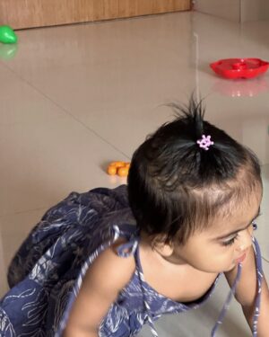 Gayathri Yuvraaj Instagram - “Cutie with a ponytail !! 🎀 👧🏻 🤗

#yugayuvraaj #cutie #newhairstyle