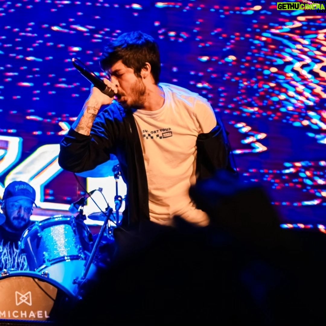 Gaybol - 547 Likes - Só tenho que agradecer por nunca ser esquecido pelo @nanerbacksteps e @emmerciaoficial. É sempre uma satisfação enorme e um prazer indiscritivel pisar no oalco pra cantar 😭❤️
MOMENTOS FELIZES DEMAAIS ❤️❤️🖤🖤
Fotos lindas do @pirukaphotos
#gamer #nerd #emmercia #rock #metal #virgem