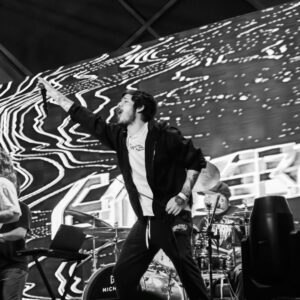 Gaybol Instagram - Só tenho que agradecer por nunca ser esquecido pelo @nanerbacksteps e @emmerciaoficial. É sempre uma satisfação enorme e um prazer indiscritivel pisar no oalco pra cantar 😭❤️
MOMENTOS FELIZES DEMAAIS ❤️❤️🖤🖤
Fotos lindas do @pirukaphotos
#gamer #nerd #emmercia #rock #metal #virgem