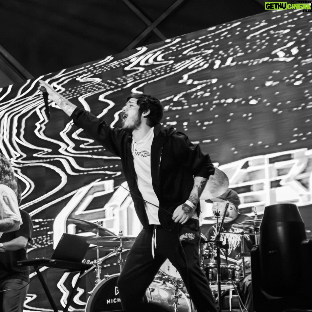 Gaybol - 547 Likes - Só tenho que agradecer por nunca ser esquecido pelo @nanerbacksteps e @emmerciaoficial. É sempre uma satisfação enorme e um prazer indiscritivel pisar no oalco pra cantar 😭❤️
MOMENTOS FELIZES DEMAAIS ❤️❤️🖤🖤
Fotos lindas do @pirukaphotos
#gamer #nerd #emmercia #rock #metal #virgem