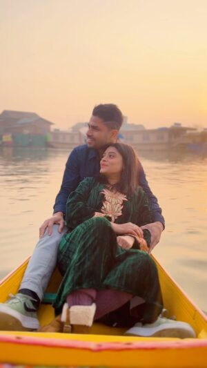 Geetashree Roy Instagram - Srinagar Diaries.. ❤️

VC @danishbhat09 ❤️

#sunset #dallake #reelsinstagram #missionkashmir #sochokijheelokaseherho #❤️❤️ #shikararide ❤️😍❤️