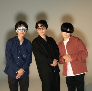 Gen Hoshino Instagram - 星野源×ARuFa×ダ・ヴィンチ・恐山による鼎談〈前編〉が、YELLOW MAGAZINE＋にて公開されました。色んな話をしました。面白いので会員の方はぜひ。

当日、出会った直後にARuFaくんが「太巻きのトンファー」をプレゼントしてくれました。太い方は様々な具が入った恵方巻的なやつで、持ち手はまぐろ鉄火の細巻きでした。嬉しかったです。今も作業場の良いところに飾ってある。

#イエマガプラス #ARuFa #ダヴィンチ恐山 #オモコロ #星野源