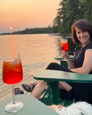 Geneviève O'Gleman Instagram - De retour d’une semaine de télétravail au Lac Saint-Jean! Voici le recap de mon séjour en 10 photos. Et je vous jure que j’ai travaillé! 😆

1- J’ai d’abord été accueillie au lac avec un apérol spritz et un coucher de soleil, pas pire han!

2- Je me suis gavée de bons bleuets du lac 🫐🫐🫐

3 et 4- J’ai profité d’une soirée pluvieuse pour essayer la @buvettechezarthur à Chicoutimi et c’était excellent 👌🏻

5 et 6- J’ai terminé une de mes journées de télétravail avec une sortie en rafting sur la rivière  Métabetchouan avec mes copines du lac @h2o_expedition_aventure 

7- J’ai dévalisé la boutique de ma grande amie Caro, ma boutique déco préférée @boutiquerosebonbon 

8 et 9- j’en ai profité pour visiter mes amis que je ne vois pas assez souvent 🍷

10- Et ce que j’ai préféré c’est qu’aussitôt ma journée de travail terminée, j’avais le lac à ma portée ! (Avec service VIP gracieuseté @caroline_rosebonbon ) 💛

Quelle belle semaine qui a passé beaucoup trop vite!

Geneviève xx