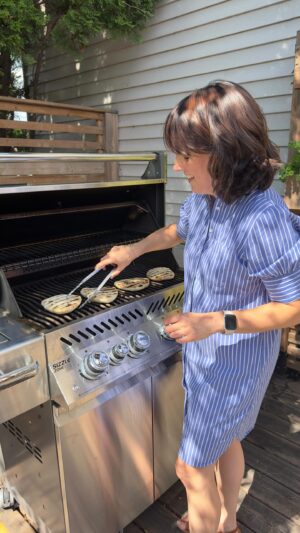 Geneviève O'Gleman Instagram - Pain plat rapide sur le BBQ 🫓🔥

Ça peut paraître intimidant de faire du pain, et encore plus sur le BBQ, mais je vous le dis, cette recette-là, c’est un jeu d’enfant!

Super moelleux! Le parfait accompagnement pour un apéro libanais avec de l’houmous, des olives et plein d’autres petites choses à grignoter! 🫒🥙

Allez-vous l’essayer?

Geneviève xx 😎

La recette provient de mon livre « BBQ santé » (lien en bio) si vous voulez avoir toutes les bonnes quantités !

@leseditionsdelhomme @leseditionsdelhomme_europe

#pain #painmaison #bbq #barbecue
