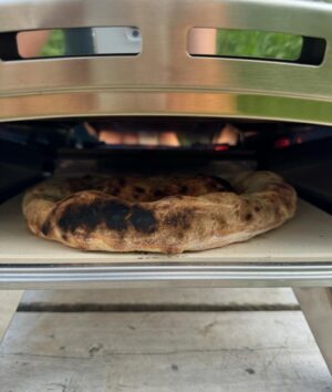 Geneviève O'Gleman Instagram - Soirée pizza au bord du Lac St-Jean!

L’été dernier, ma grande amie Caro m’a invitée pour faire du télétravail dans sa roulotte située sur le bord du Lac St-Jean… j’ai tellement aimé ça que c’est devenu mon rendez-vous annuel! 

Télétravail le jour, et dès que je ferme mon portable, j’enfile mon maillot et je plonge dans le lac!

De retour cette année, on a enchaîné les bonnes bouffes et les bons moments ensemble. 

Hier soir, un verre de blanc à la main, on s’est amusées à faire des pizzas sur sa petite terrasse, sous la supervision de son Double Doodle Pauline (alias Popo!) 

Notre création : pizza blanche, burrata, prosciutto, pêches, basilic et huile d’olive. Un délice!

Et en passant @ricardocuisine ton four à pizza est parfait! 👌🏻👌🏻

J’adooooore venir au lac !! 

Geneviève xx