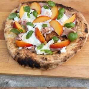 Geneviève O'Gleman Instagram - Soirée pizza au bord du Lac St-Jean!

L’été dernier, ma grande amie Caro m’a invitée pour faire du télétravail dans sa roulotte située sur le bord du Lac St-Jean… j’ai tellement aimé ça que c’est devenu mon rendez-vous annuel! 

Télétravail le jour, et dès que je ferme mon portable, j’enfile mon maillot et je plonge dans le lac!

De retour cette année, on a enchaîné les bonnes bouffes et les bons moments ensemble. 

Hier soir, un verre de blanc à la main, on s’est amusées à faire des pizzas sur sa petite terrasse, sous la supervision de son Double Doodle Pauline (alias Popo!) 

Notre création : pizza blanche, burrata, prosciutto, pêches, basilic et huile d’olive. Un délice!

Et en passant @ricardocuisine ton four à pizza est parfait! 👌🏻👌🏻

J’adooooore venir au lac !! 

Geneviève xx