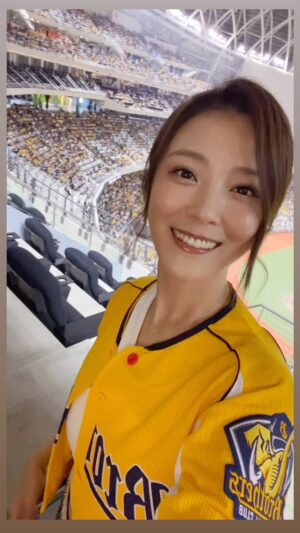 Genie Chuo Instagram - 2024/08/03 
中信兄弟  Channel B -K歌主題週
滿滿的爪😍和球迷朋友🥰
現場看球真的太熱血