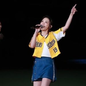 Genie Chuo Instagram - 抱歉～昨天在大巨蛋跟現場3萬4千多的球迷朋友們說：唱了大巨蛋！聽到你的美好的呼喊，我會一夜好眠！
但對不起，我失眠了！
因為ㄧ整夜都還沈浸在大巨蛋的舞台和演唱還有你們的歡呼聲裡🥹
一切都很不可思議，是如此的美好，歡樂！真的是打從內心最深處的開心～整晚都在亢奮😍
雖然要踏上大巨蛋 真的很緊張 但期待的心更多一點，興奮再多一些
唱歌很快樂～也享受在其中
能引起你們的共鳴，然後一起合唱
那種感覺很難用文字敘述⋯快樂X100倍都不夠
謝謝願意一起合唱的你們
謝謝願意一起創造大巨蛋燈海的你們
謝謝願意為我呼喊尖叫的你們
謝謝願意為我記錄的你們
謝謝你們讓我在你們的青春中
謝謝讓我有機會能夠握到王建民大大的手
最後 ，要謝謝中信兄弟這次的邀請
讓我能踏上大巨蛋
萬分感激
我成功解鎖🔓台北大巨蛋✅

@brothers_baseball 
#中信兄弟