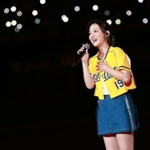Genie Chuo Instagram - 抱歉～昨天在大巨蛋跟現場3萬4千多的球迷朋友們說：唱了大巨蛋！聽到你的美好的呼喊，我會一夜好眠！
但對不起，我失眠了！
因為ㄧ整夜都還沈浸在大巨蛋的舞台和演唱還有你們的歡呼聲裡🥹
一切都很不可思議，是如此的美好，歡樂！真的是打從內心最深處的開心～整晚都在亢奮😍
雖然要踏上大巨蛋 真的很緊張 但期待的心更多一點，興奮再多一些
唱歌很快樂～也享受在其中
能引起你們的共鳴，然後一起合唱
那種感覺很難用文字敘述⋯快樂X100倍都不夠
謝謝願意一起合唱的你們
謝謝願意一起創造大巨蛋燈海的你們
謝謝願意為我呼喊尖叫的你們
謝謝願意為我記錄的你們
謝謝你們讓我在你們的青春中
謝謝讓我有機會能夠握到王建民大大的手
最後 ，要謝謝中信兄弟這次的邀請
讓我能踏上大巨蛋
萬分感激
我成功解鎖🔓台北大巨蛋✅

@brothers_baseball 
#中信兄弟