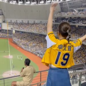 Genie Chuo Instagram - 最大的遺憾
是沒能躺在大巨蛋的草皮上，然後跑球場一圈
下次要在現場跟大家合唱這首🙂‍↕️
#梁山伯與茱麗葉 
#卓文萱