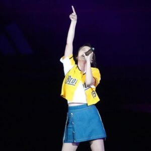 Genie Chuo Instagram - 抱歉～昨天在大巨蛋跟現場3萬4千多的球迷朋友們說：唱了大巨蛋！聽到你的美好的呼喊，我會一夜好眠！
但對不起，我失眠了！
因為ㄧ整夜都還沈浸在大巨蛋的舞台和演唱還有你們的歡呼聲裡🥹
一切都很不可思議，是如此的美好，歡樂！真的是打從內心最深處的開心～整晚都在亢奮😍
雖然要踏上大巨蛋 真的很緊張 但期待的心更多一點，興奮再多一些
唱歌很快樂～也享受在其中
能引起你們的共鳴，然後一起合唱
那種感覺很難用文字敘述⋯快樂X100倍都不夠
謝謝願意一起合唱的你們
謝謝願意一起創造大巨蛋燈海的你們
謝謝願意為我呼喊尖叫的你們
謝謝願意為我記錄的你們
謝謝你們讓我在你們的青春中
謝謝讓我有機會能夠握到王建民大大的手
最後 ，要謝謝中信兄弟這次的邀請
讓我能踏上大巨蛋
萬分感激
我成功解鎖🔓台北大巨蛋✅

@brothers_baseball 
#中信兄弟