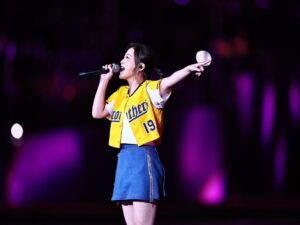 Genie Chuo Instagram - 抱歉～昨天在大巨蛋跟現場3萬4千多的球迷朋友們說：唱了大巨蛋！聽到你的美好的呼喊，我會一夜好眠！
但對不起，我失眠了！
因為ㄧ整夜都還沈浸在大巨蛋的舞台和演唱還有你們的歡呼聲裡🥹
一切都很不可思議，是如此的美好，歡樂！真的是打從內心最深處的開心～整晚都在亢奮😍
雖然要踏上大巨蛋 真的很緊張 但期待的心更多一點，興奮再多一些
唱歌很快樂～也享受在其中
能引起你們的共鳴，然後一起合唱
那種感覺很難用文字敘述⋯快樂X100倍都不夠
謝謝願意一起合唱的你們
謝謝願意一起創造大巨蛋燈海的你們
謝謝願意為我呼喊尖叫的你們
謝謝願意為我記錄的你們
謝謝你們讓我在你們的青春中
謝謝讓我有機會能夠握到王建民大大的手
最後 ，要謝謝中信兄弟這次的邀請
讓我能踏上大巨蛋
萬分感激
我成功解鎖🔓台北大巨蛋✅

@brothers_baseball 
#中信兄弟