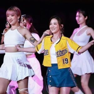 Genie Chuo Instagram - 抱歉～昨天在大巨蛋跟現場3萬4千多的球迷朋友們說：唱了大巨蛋！聽到你的美好的呼喊，我會一夜好眠！
但對不起，我失眠了！
因為ㄧ整夜都還沈浸在大巨蛋的舞台和演唱還有你們的歡呼聲裡🥹
一切都很不可思議，是如此的美好，歡樂！真的是打從內心最深處的開心～整晚都在亢奮😍
雖然要踏上大巨蛋 真的很緊張 但期待的心更多一點，興奮再多一些
唱歌很快樂～也享受在其中
能引起你們的共鳴，然後一起合唱
那種感覺很難用文字敘述⋯快樂X100倍都不夠
謝謝願意一起合唱的你們
謝謝願意一起創造大巨蛋燈海的你們
謝謝願意為我呼喊尖叫的你們
謝謝願意為我記錄的你們
謝謝你們讓我在你們的青春中
謝謝讓我有機會能夠握到王建民大大的手
最後 ，要謝謝中信兄弟這次的邀請
讓我能踏上大巨蛋
萬分感激
我成功解鎖🔓台北大巨蛋✅

@brothers_baseball 
#中信兄弟