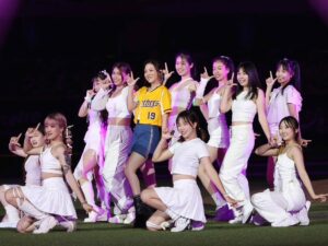 Genie Chuo Instagram - 抱歉～昨天在大巨蛋跟現場3萬4千多的球迷朋友們說：唱了大巨蛋！聽到你的美好的呼喊，我會一夜好眠！
但對不起，我失眠了！
因為ㄧ整夜都還沈浸在大巨蛋的舞台和演唱還有你們的歡呼聲裡🥹
一切都很不可思議，是如此的美好，歡樂！真的是打從內心最深處的開心～整晚都在亢奮😍
雖然要踏上大巨蛋 真的很緊張 但期待的心更多一點，興奮再多一些
唱歌很快樂～也享受在其中
能引起你們的共鳴，然後一起合唱
那種感覺很難用文字敘述⋯快樂X100倍都不夠
謝謝願意一起合唱的你們
謝謝願意一起創造大巨蛋燈海的你們
謝謝願意為我呼喊尖叫的你們
謝謝願意為我記錄的你們
謝謝你們讓我在你們的青春中
謝謝讓我有機會能夠握到王建民大大的手
最後 ，要謝謝中信兄弟這次的邀請
讓我能踏上大巨蛋
萬分感激
我成功解鎖🔓台北大巨蛋✅

@brothers_baseball 
#中信兄弟
