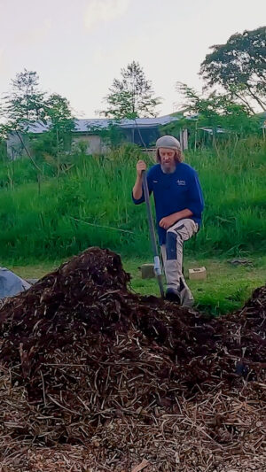 Geoff Lawton Instagram - Learn how to use a shovel without straining your back. Watch Geoff's simple technique for effortless digging in this short clip from his video titled "Quick Compost." View the full video on his Youtube channel at https://youtu.be/CRSm4kIG5yk?si=Ls-fhormdfoK5Wpw.

#permaculture #discoverpermaculture #compost #soil #gardening #gardeningtips #gardeninghacks #growfood