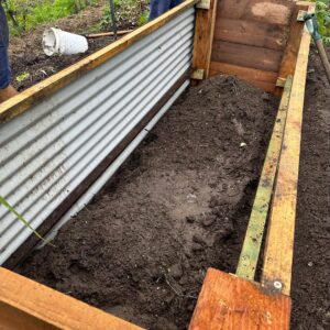 Geoff Lawton Instagram - With the help of Mario and Fabio, Geoff is in the kitchen garden, creating a new raised garden bed using recycled materials. After heavy rains saturated our contour beds, Geoff opted for this practical solution. He started by placing logs and sticks at the bottom for drainage, then added rich soil, compost, and mulch, and finished with seedlings. 

#permaculture #diacoverpermaculture #raisedgardenbeds #organicgardening #gardening #recycling #sustainability #DIY #greenthumb #backyardgardening
