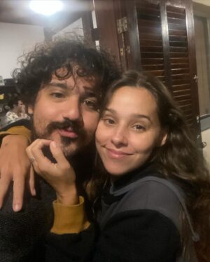 George Sauma Instagram - E hoje é o dia dela! Dessa estrela gigante, que entrou na minha vida com seu brilho imenso e mudou tudo! @thatilopes , meu amor, que você continue realizando seus sonhos, vou estar sempre do seu lado, cheio de orgulho! Te desejo todo amor, sucesso, alegria, paz, saúde! Muita arte e axé! 
Obrigado por fazer essa revolução na minha vida! 
Te amo muito! Viva!!!! 🎉❤️🎉
