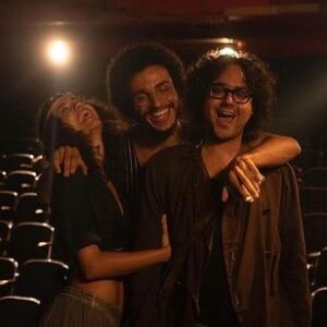 George Sauma Instagram - “Meu nome é Gal” estreiou ontem e segue em cartaz?? Já conferiu?! Vai conferir quando??? Me conta!!!! Me segura que eu vou dar um troço!!!! Viva o cinema nacional! Viva Gal!!! 
🎉❤️🎉
📸 @_stellacarvalho_
