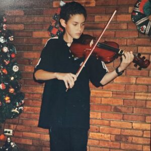 Gepe Instagram - ¿Nos reconocen? En el fondo, seguimos siendo esos niños, descubriendo quiénes somos, para dónde vamos, en qué nos refugiamos. Esas son algunas de las inspiraciones que tomé para ‘21 DE ENERo’, ya disponible en sus plataformas favoritas.

Gracias a @monsieurperine por acompañarme en este canto a aquellos momentos en los que no sabemos muy bien qué nos pasa. Por suerte tenemos amigos, tenemos la música, nos tenemos entre nosotros. Espero que la disfruten tanto como yo, los invito a escucharla como una ofrenda a la empatía, a abrazar al del lado en altos y bajos, a abrazarnos a nosotros mismos también cuando todo anda raro. Esas respuestas que tanto buscamos, de alguna u otra forma, llegan. Que nada nunca sea en vano ❤️