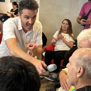 Gerardo Chendo Instagram - Pase lo que pase, lo que pase, lo que pase, seguiremos aprendiendo de nuestros adultos mayores. 
Intentando devolverles, al menos algo, de todo lo que nos dieron.
✨💜
@somos.jubilandia desde 2017.